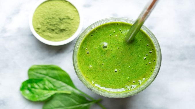 green-smoothie-with-matcha-powder