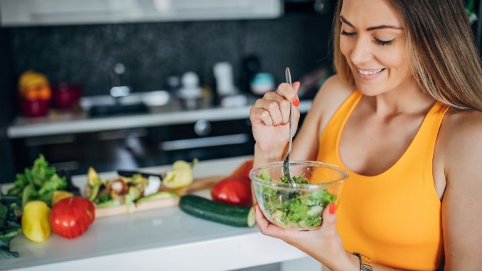 woman-eating-breakfast