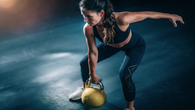 swinging-kettlebell-in-the-gym