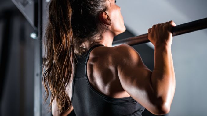 woman doing pull-ups